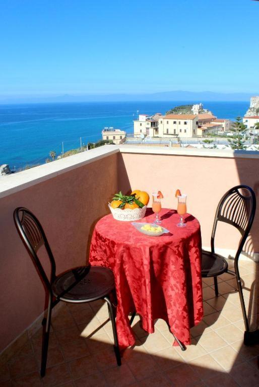 Hotel Terrazzo Sul Mare Тропея Экстерьер фото