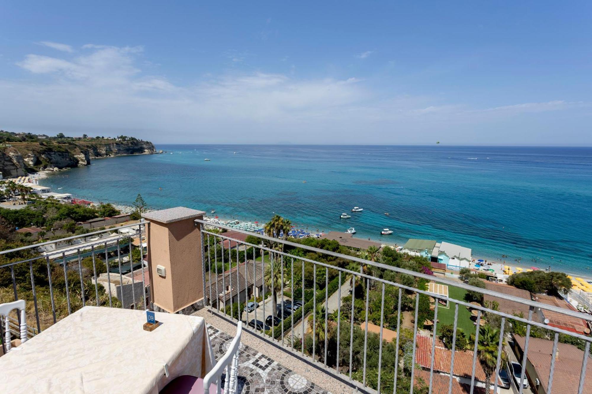 Hotel Terrazzo Sul Mare Тропея Экстерьер фото