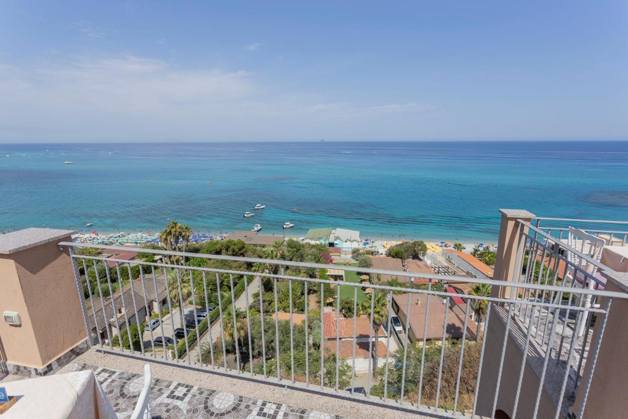 Hotel Terrazzo Sul Mare Тропея Экстерьер фото