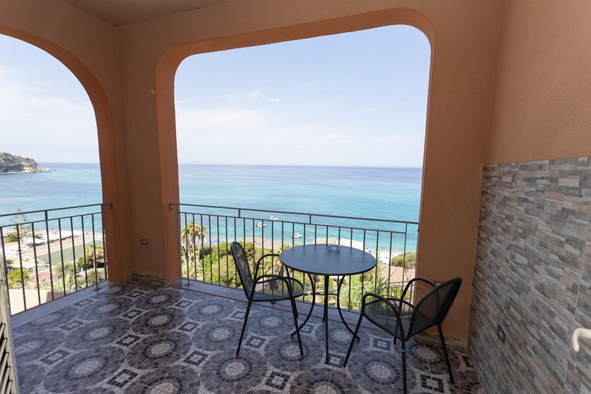 Hotel Terrazzo Sul Mare Тропея Экстерьер фото