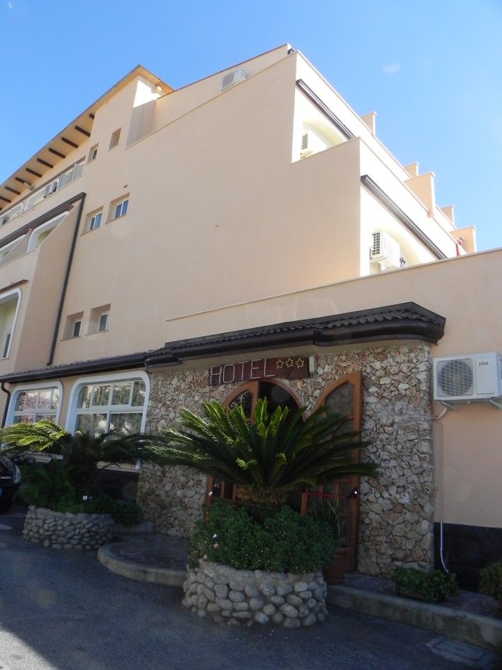 Hotel Terrazzo Sul Mare Тропея Экстерьер фото
