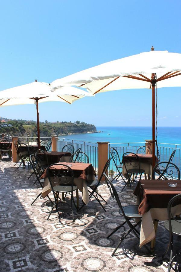 Hotel Terrazzo Sul Mare Тропея Экстерьер фото