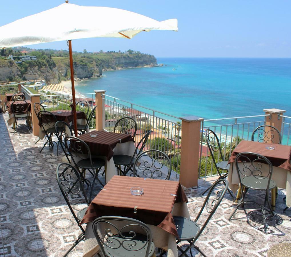 Hotel Terrazzo Sul Mare Тропея Экстерьер фото