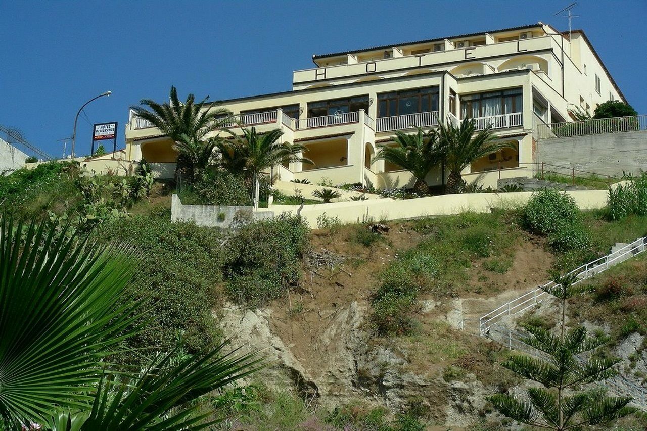 Hotel Terrazzo Sul Mare Тропея Экстерьер фото